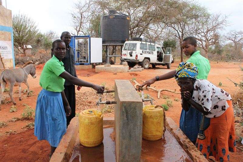 Simple and effective: solar-powered desalination plants produce potable water for school children in Tseikuru-Kitui County, Kenya.